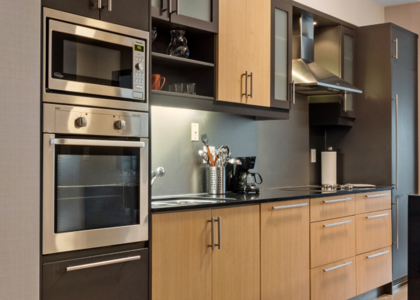 Rangement salon astucieux : optimisez chaque coin