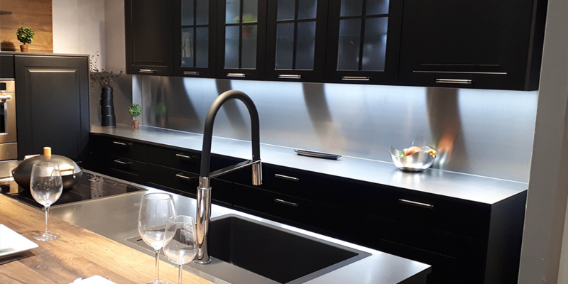 Crédence en inox cuisine façade noir