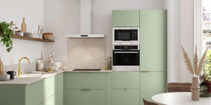 petite cuisine rénovée, façades vertes