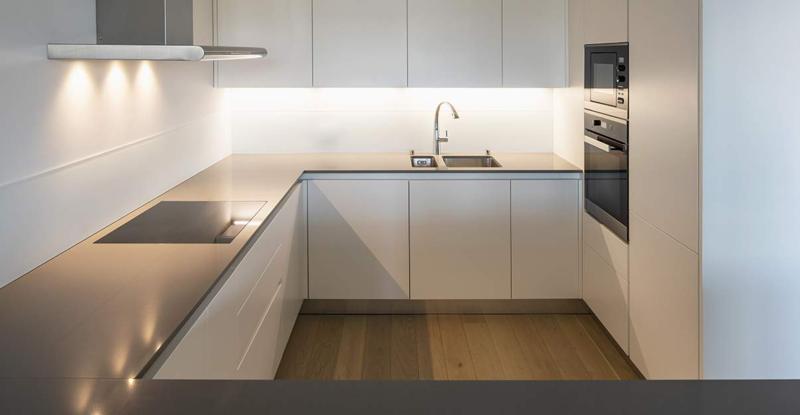 Cuisine en G épurée blanche et grise