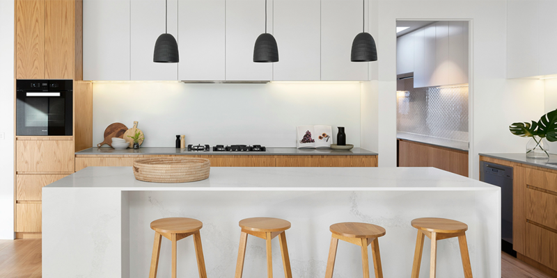 façades lisses blanche et bois