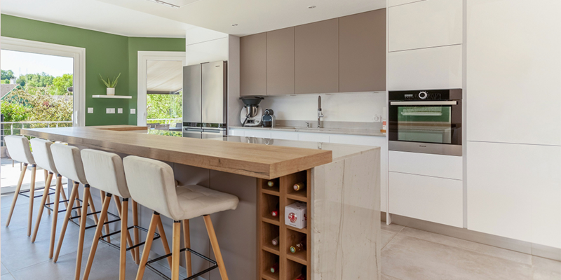 Cuisine inova avec façades laquées beige et blanches
