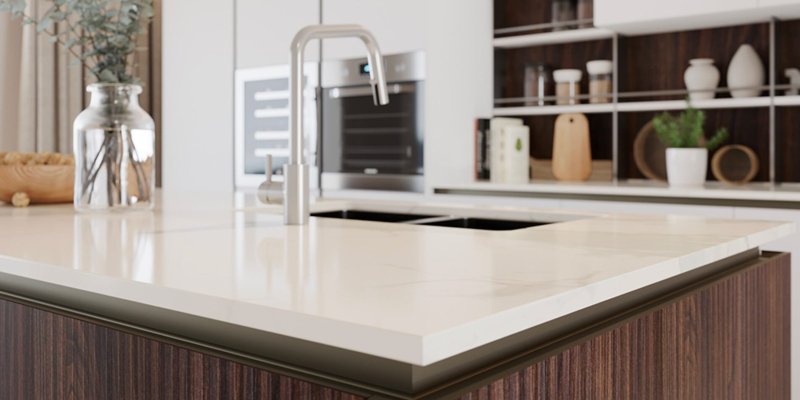 plan de travail en marbre façade en noyer