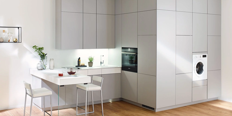 cuisine grise avec panneau de finition